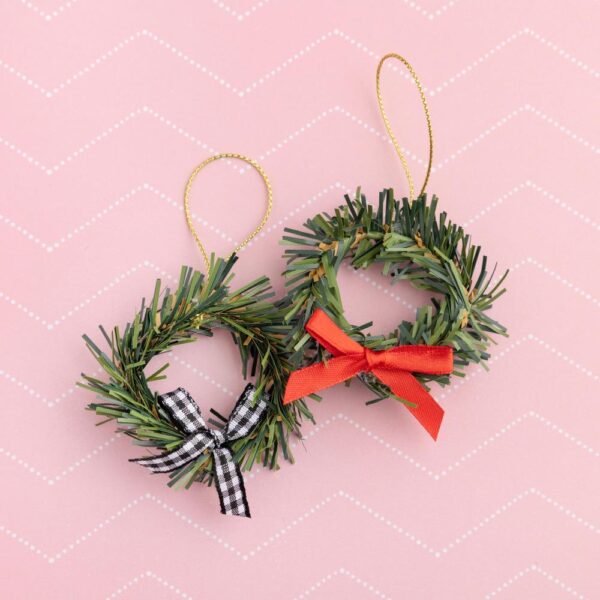 Mittens & Mistletoe Wreaths - Image 2